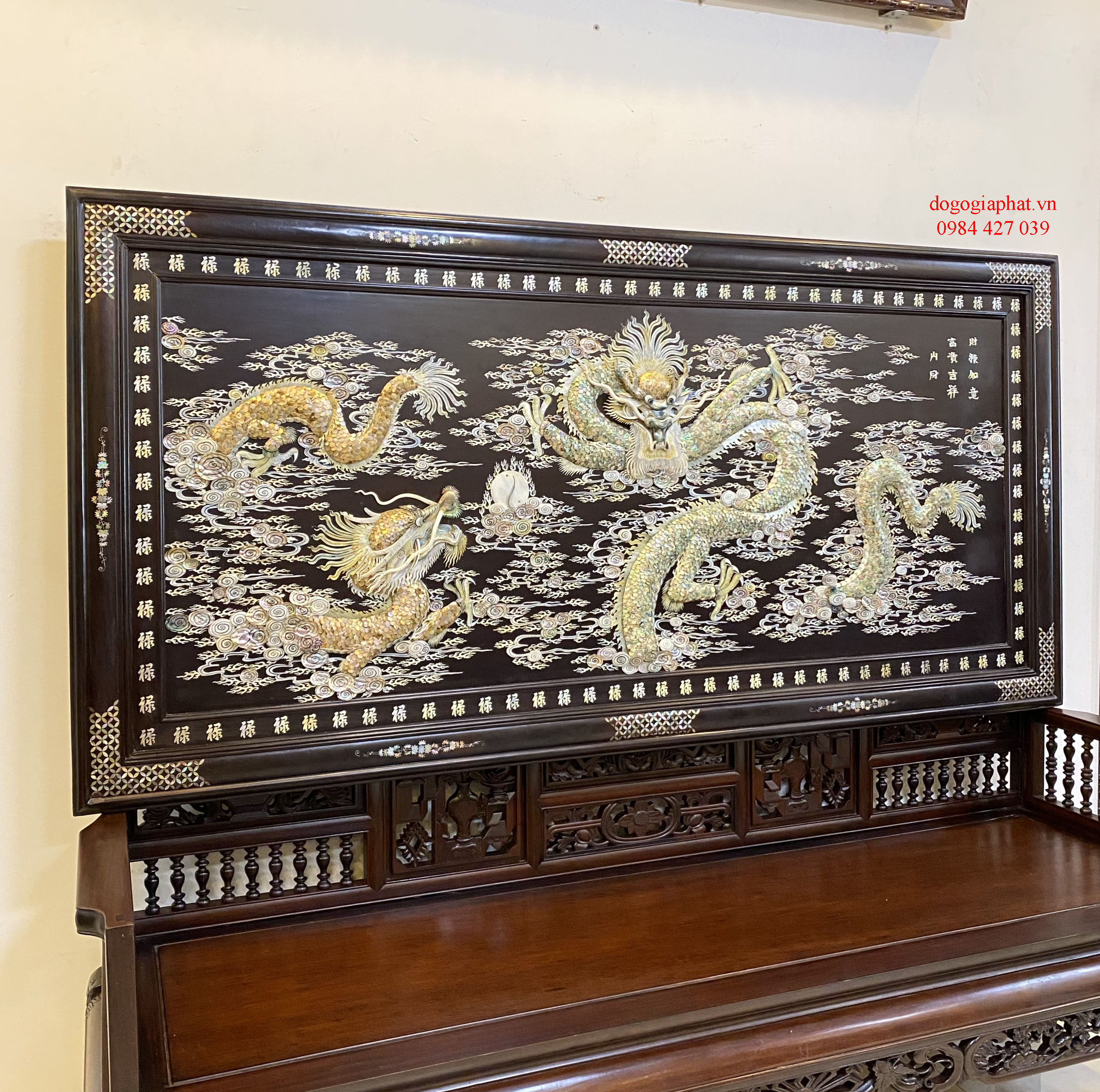 tranh cẩn tích song long chầu nguyệt