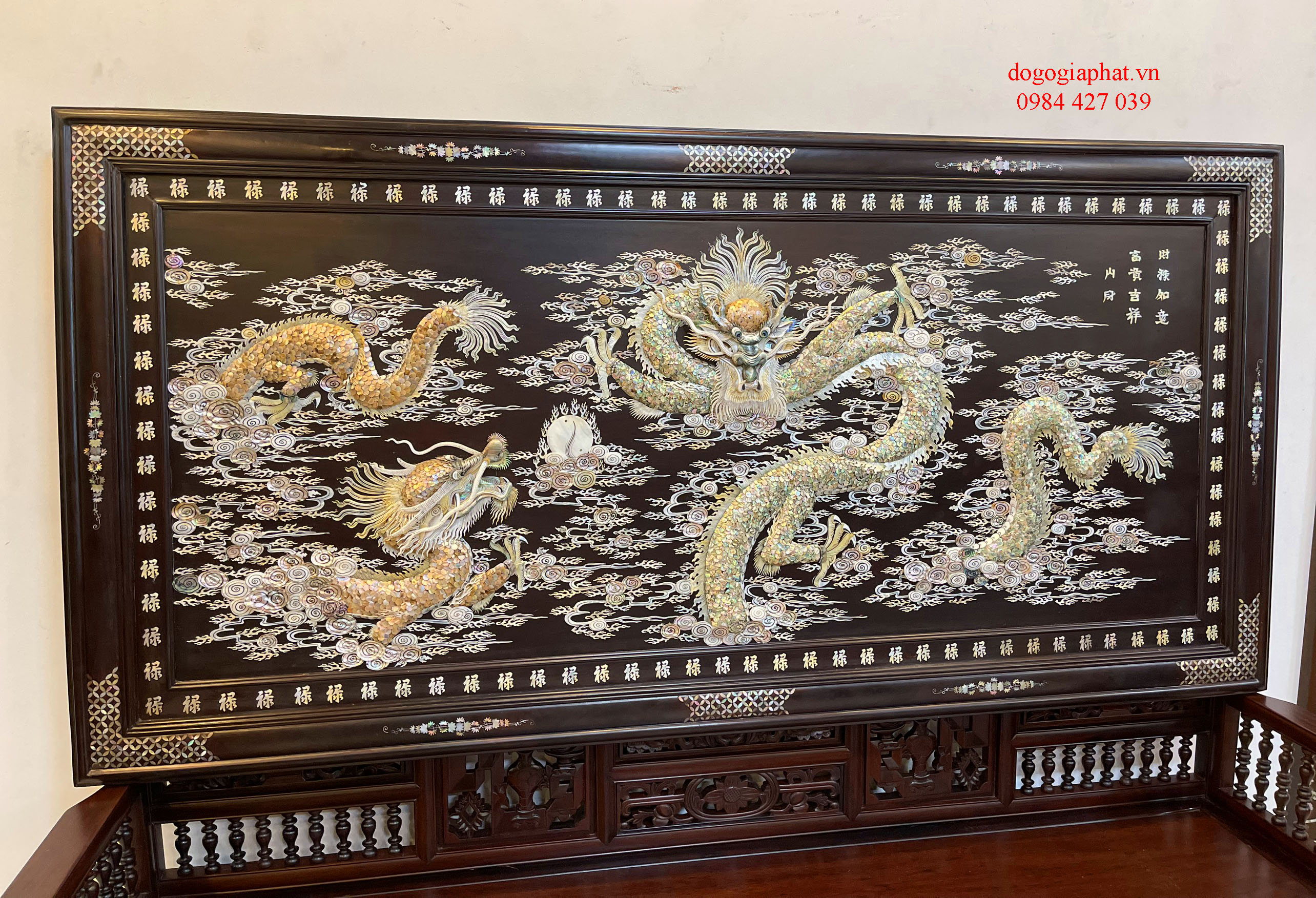 tranh cẩn tích song long chầu nguyệt