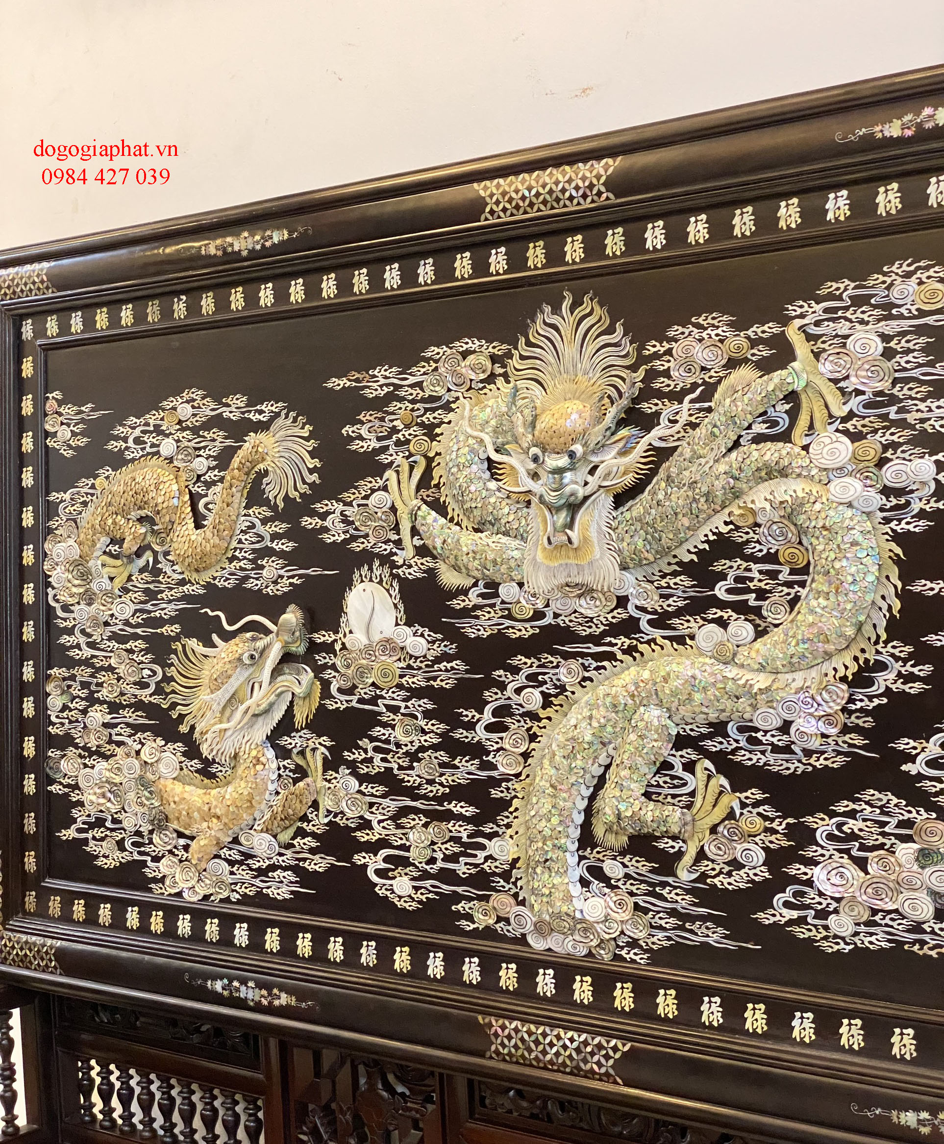 tranh cẩn tích song long chầu nguyệt