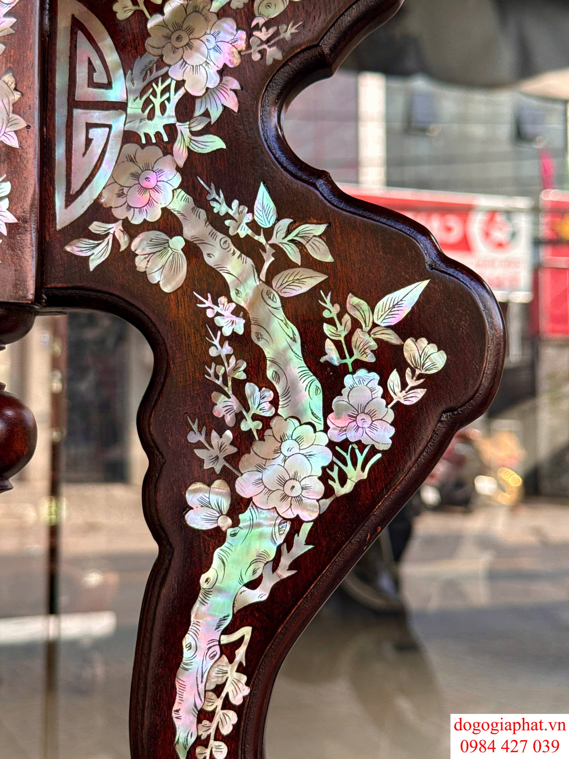 trò gỗ gụ cẩn hoa mai
